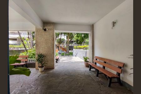 Apartamento à venda com 80m², 2 quartos e 1 vagaFachada e portaria