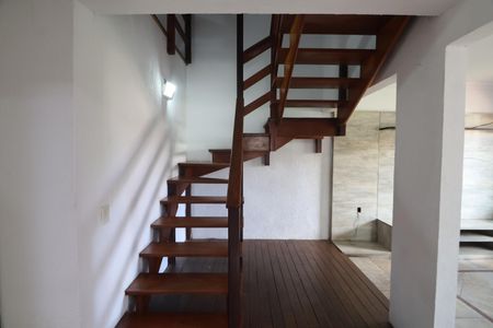 Casa para alugar com 280m², 5 quartos e 2 vagasEscada