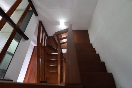 Casa para alugar com 280m², 5 quartos e 2 vagasEscada
