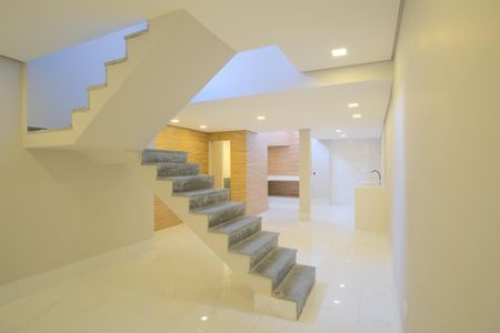 Casa à venda com 280m², 4 quartos e 2 vagasEscada