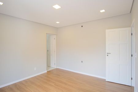 Casa à venda com 280m², 4 quartos e 2 vagasSuíte 1