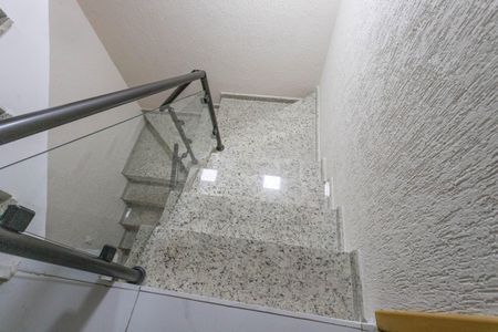 Casa à venda com 360m², 4 quartos e 2 vagasEscada entrada 