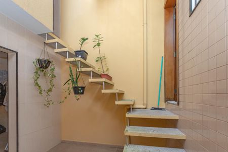 Casa à venda com 360m², 4 quartos e 2 vagasEscada externa 