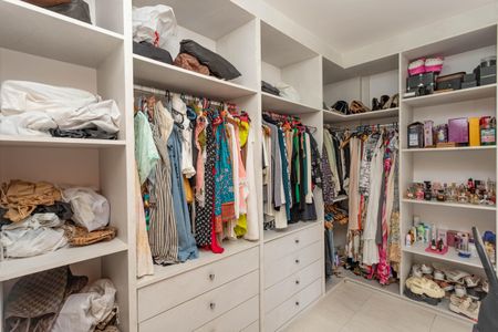 Casa à venda com 360m², 4 quartos e 2 vagasCloset 