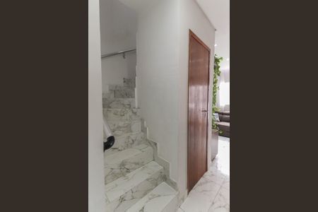 Apartamento à venda com 62m², 2 quartos e 1 vaga Apartamento à venda com 62m², 2 quartos e 1 vagaEscada