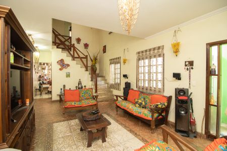 Casa à venda com 380m², 3 quartos e 4 vagas Casa à venda com 380m², 3 quartos e 4 vagasSala