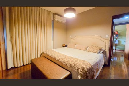 Apartamento à venda com 180m², 4 quartos e 3 vagas Apartamento à venda com 180m², 4 quartos e 3 vagasQuarto 01 - Suite