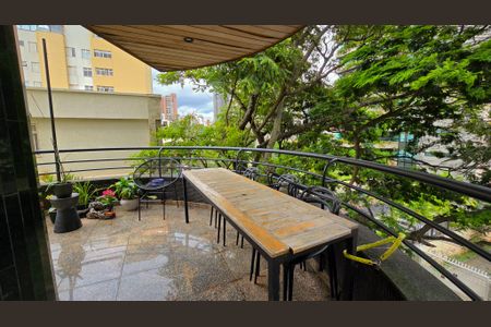 Apartamento à venda com 180m², 4 quartos e 3 vagas Apartamento à venda com 180m², 4 quartos e 3 vagasVaranda