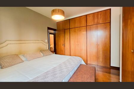 Apartamento à venda com 180m², 4 quartos e 3 vagas Apartamento à venda com 180m², 4 quartos e 3 vagasQuarto 01 - Suite