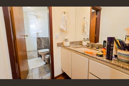 Apartamento à venda com 180m², 4 quartos e 3 vagas Apartamento à venda com 180m², 4 quartos e 3 vagasBanheiro Social