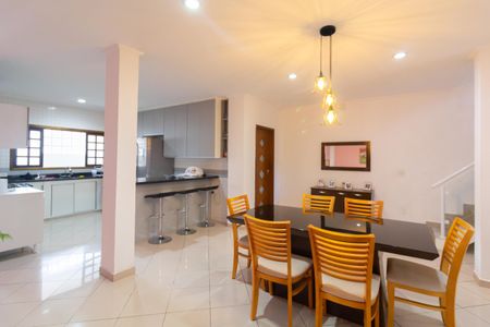 Casa à venda com 280m², 3 quartos e 2 vagas Casa à venda com 280m², 3 quartos e 2 vagasSala