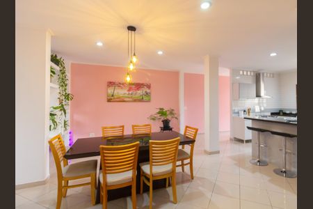 Casa à venda com 280m², 3 quartos e 2 vagas Casa à venda com 280m², 3 quartos e 2 vagasSala