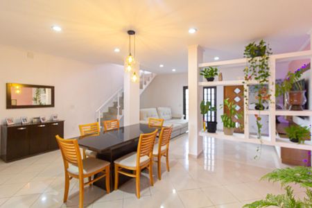 Casa à venda com 280m², 3 quartos e 2 vagas Casa à venda com 280m², 3 quartos e 2 vagasSala