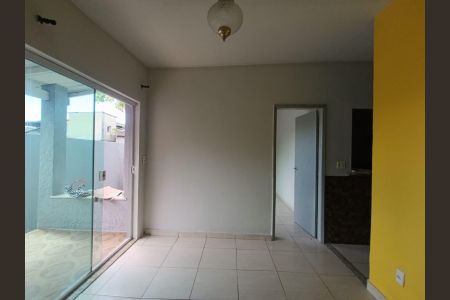 Casa para alugar com 40m², 2 quartos e sem vaga Casa para alugar com 40m², 2 quartos e sem vagaSala