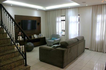 Casa à venda com 250m², 4 quartos e 5 vagasSala