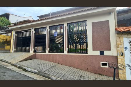 Casa à venda com 250m², 4 quartos e 5 vagasFachada do imóvel com placa QuintoAndar