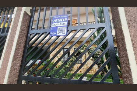 Casa à venda com 250m², 4 quartos e 5 vagasFachada do imóvel com placa QuintoAndar