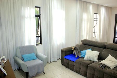 Casa à venda com 250m², 4 quartos e 5 vagasSala