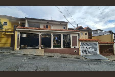 Casa à venda com 250m², 4 quartos e 5 vagasFachada do imóvel com placa QuintoAndar