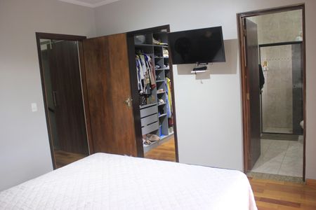Casa à venda com 250m², 4 quartos e 5 vagasSuíte
