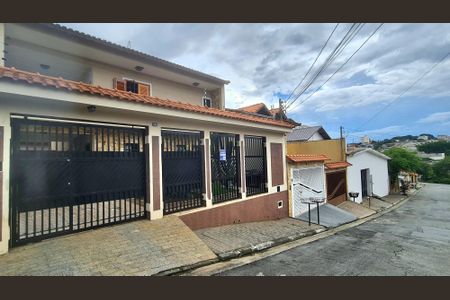 Casa à venda com 250m², 4 quartos e 5 vagasFachada do imóvel com placa QuintoAndar