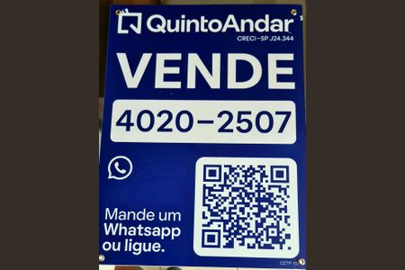 Casa à venda com 250m², 4 quartos e 5 vagasFachada do imóvel com placa QuintoAndar