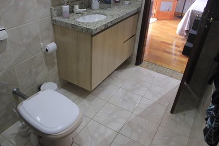 Casa à venda com 250m², 4 quartos e 5 vagasBanheiro da Suíte