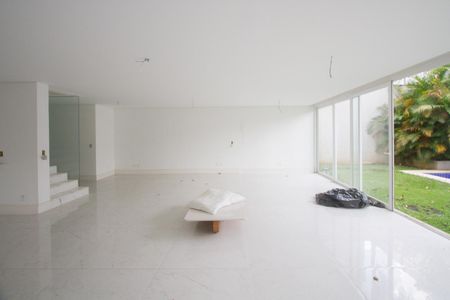 Casa de condomínio à venda com 539m², 4 quartos e 5 vagasSala