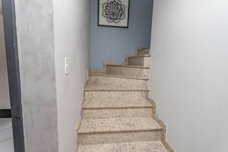 Casa à venda com 170m², 3 quartos e 4 vagasEscada