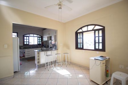 Casa à venda com 167m², 4 quartos e 4 vagas Casa à venda com 167m², 4 quartos e 4 vagasCopa