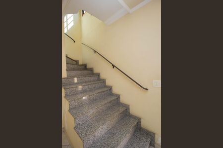 Casa à venda com 167m², 4 quartos e 4 vagas Casa à venda com 167m², 4 quartos e 4 vagasEscada