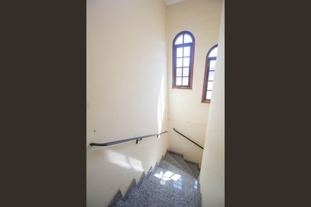 Casa à venda com 167m², 4 quartos e 4 vagas Casa à venda com 167m², 4 quartos e 4 vagasEscada