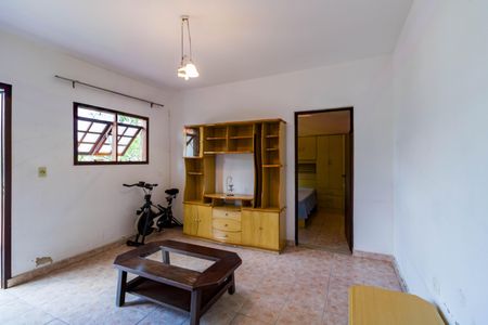 Casa à venda com 250m², 1 quarto e 2 vagas Casa à venda com 250m², 1 quarto e 2 vagasSala