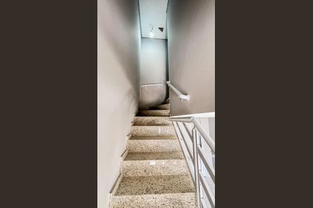 Casa à venda com 106m², 3 quartos e 3 vagas Casa à venda com 106m², 3 quartos e 3 vagasEscada