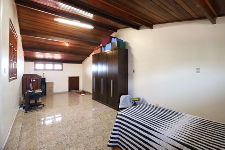 Casa à venda com 326m², 4 quartos e 8 vagasSótão
