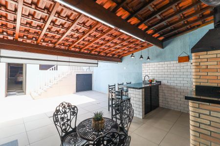 Casa à venda com 326m², 4 quartos e 8 vagasQuintal