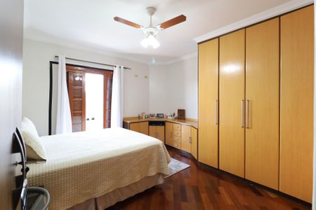 Casa à venda com 326m², 4 quartos e 8 vagasSuíte