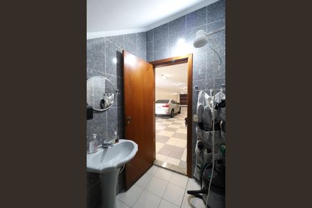 Casa à venda com 326m², 4 quartos e 8 vagasBanheiro da garagem