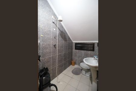 Casa à venda com 326m², 4 quartos e 8 vagasBanheiro da garagem