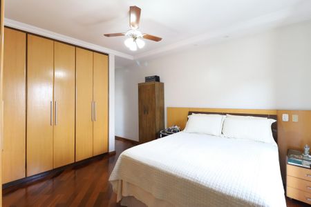 Casa à venda com 326m², 4 quartos e 8 vagasSuíte