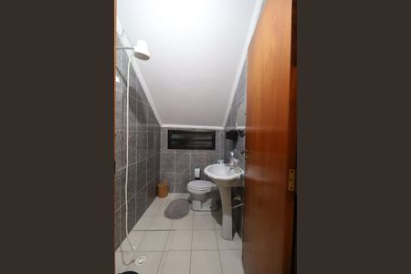 Casa à venda com 326m², 4 quartos e 8 vagasBanheiro da garagem