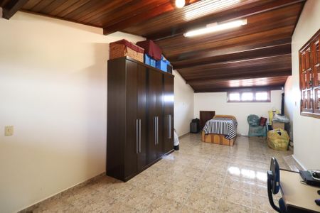 Casa à venda com 326m², 4 quartos e 8 vagasSótão