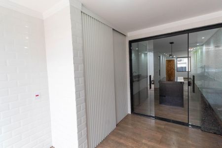 Casa à venda com 133m², 3 quartos e 2 vagas Casa à venda com 133m², 3 quartos e 2 vagasLavanderia