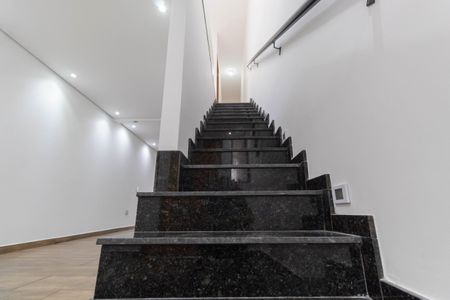 Casa à venda com 133m², 3 quartos e 2 vagas Casa à venda com 133m², 3 quartos e 2 vagasEscada