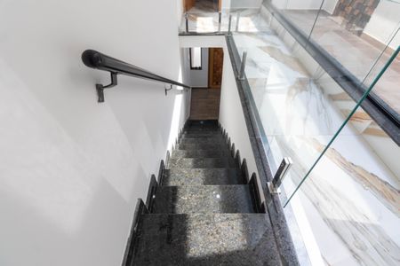 Casa à venda com 133m², 3 quartos e 2 vagas Casa à venda com 133m², 3 quartos e 2 vagasEscada