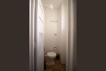 Apartamento à venda com 200m², 3 quartos e sem vaga Apartamento à venda com 200m², 3 quartos e sem vagaÁrea de serviço - banheiro da suíte