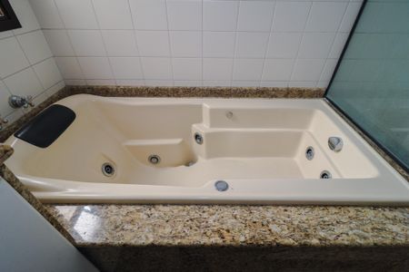 Apartamento à venda com 213m², 3 quartos e 4 vagasBanheiro da Suíte 1