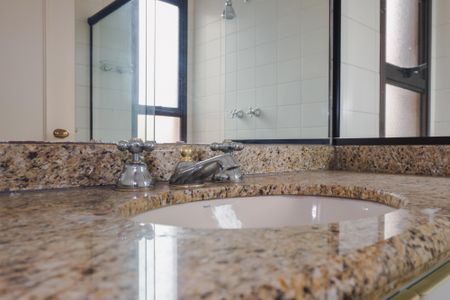 Apartamento à venda com 213m², 3 quartos e 4 vagasBanheiro da Suíte 2