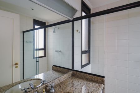 Apartamento à venda com 213m², 3 quartos e 4 vagasBanheiro da Suíte 2