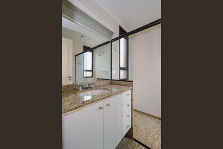 Apartamento à venda com 213m², 3 quartos e 4 vagasBanheiro da Suíte 2